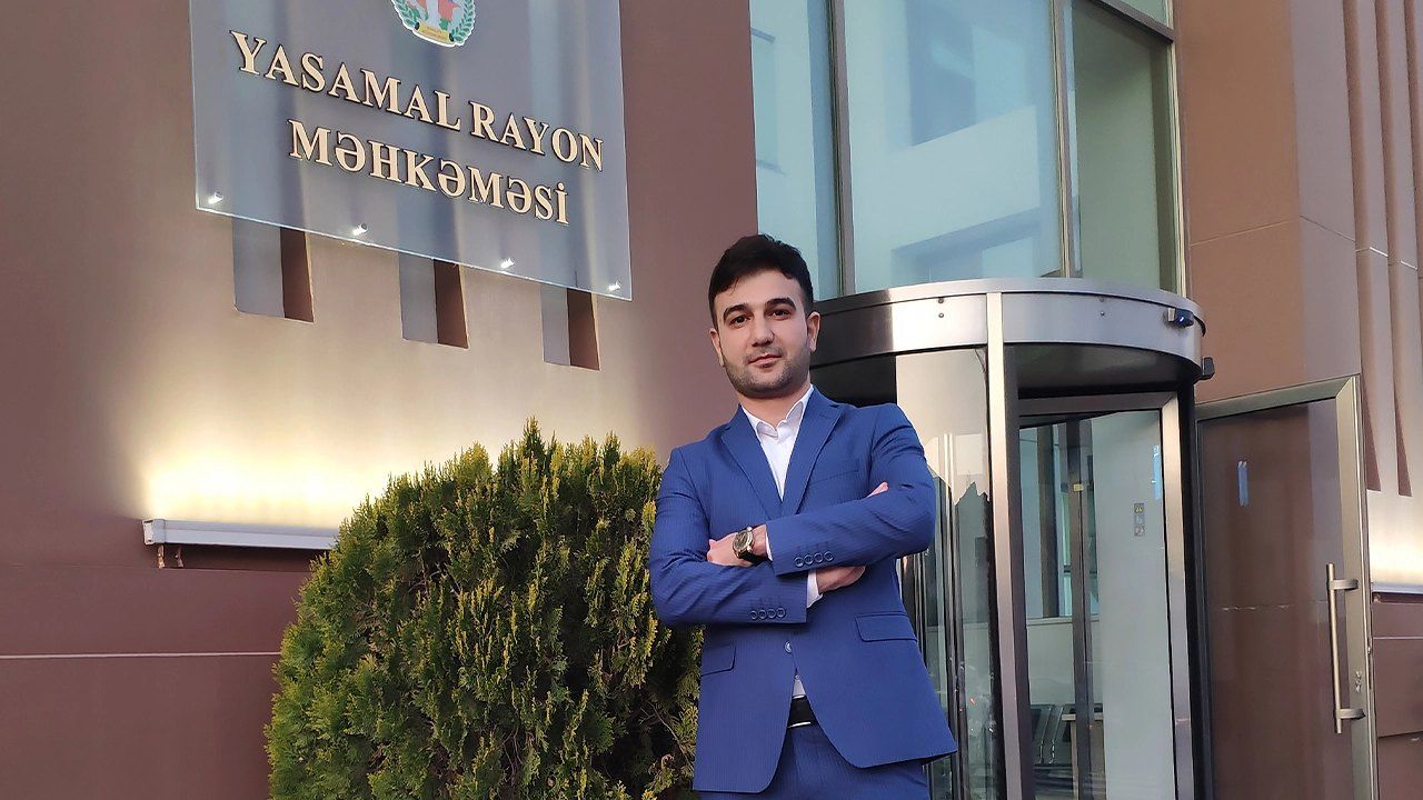 Amid Əsgərov Yasamal rayon məhkəməsinin binası qarşısında