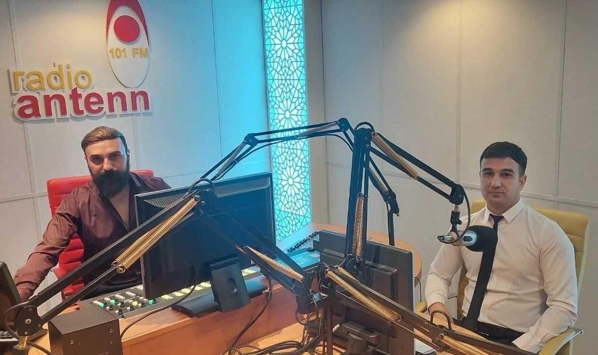 Amid Əsgərov Radio Antenn 101 FM studiyasında