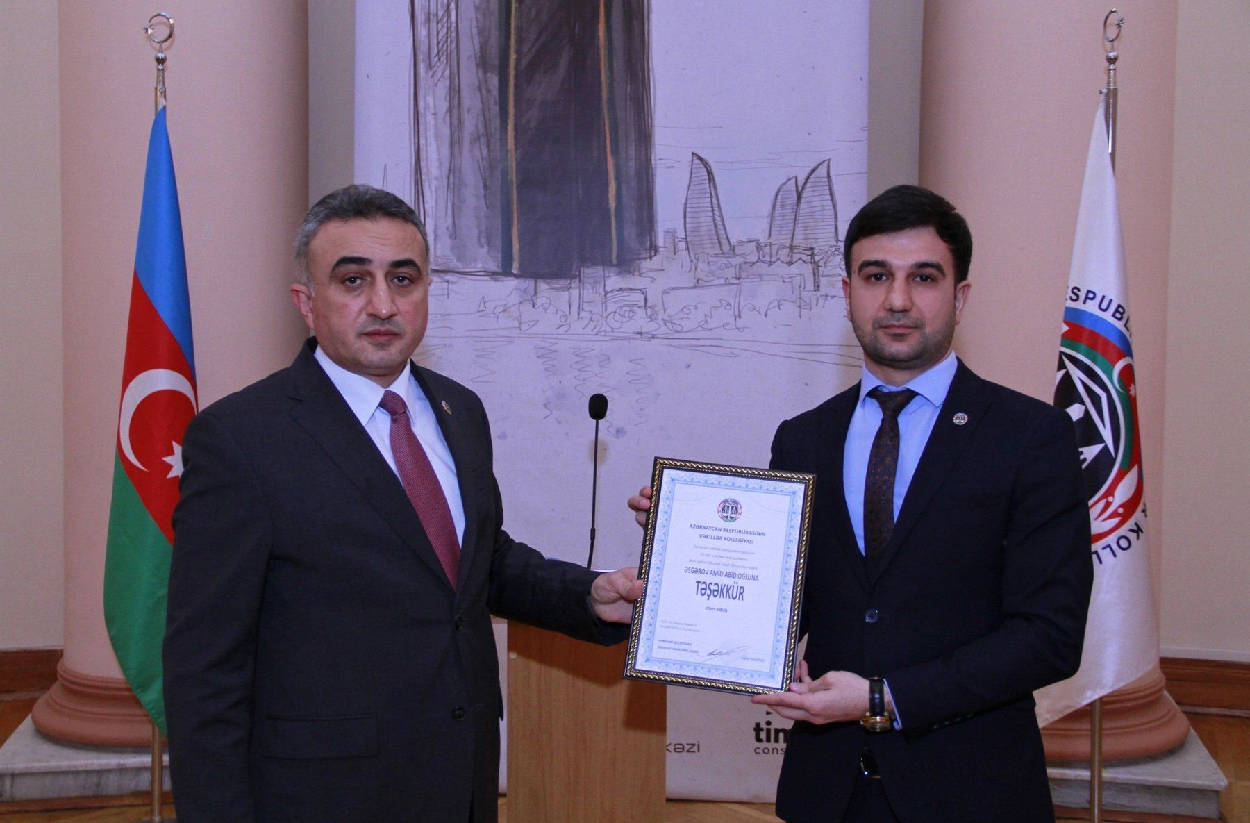 Vəkillər Kollegiyasının sədri Anar Bağırov Amid Əsgərova təşəkkürnamə təqdim edir